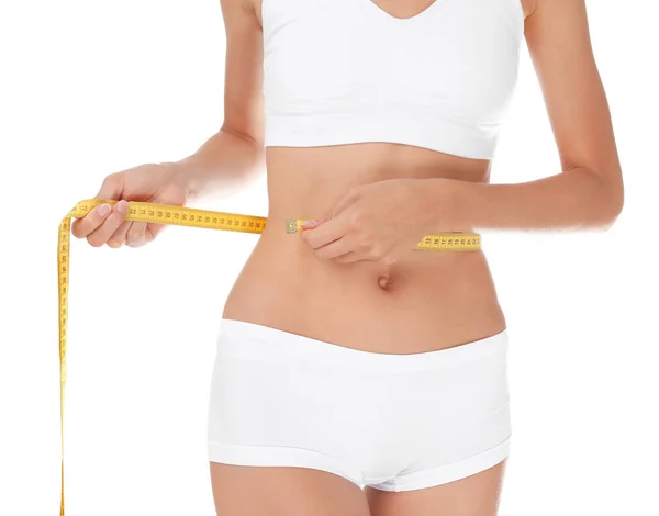 白い背景の上の測定テープと一緒に下着姿で若いスリムな女性 減量の食事療法 — ストック写真