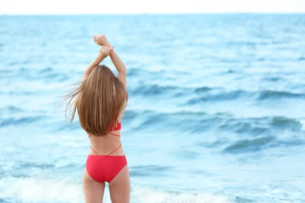 Приваблива Молода Жінка Красивому Однотонному Купальнику Пляжі — стокове фото