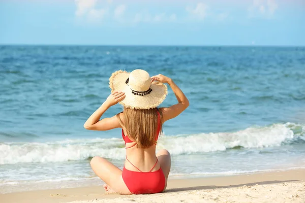 Atrakcyjna Młoda Kobieta Pięknej Jednoczęściowy Strój Kąpielowy Plaży — Zdjęcie stockowe