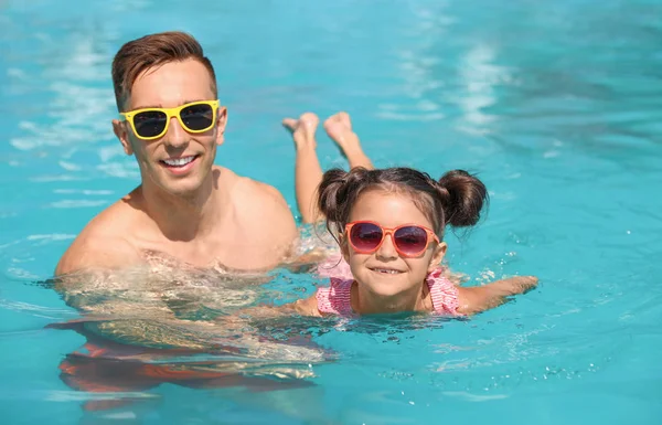 Giovane Uomo Che Insegna Sua Figlia Nuotare Piscina — Foto Stock