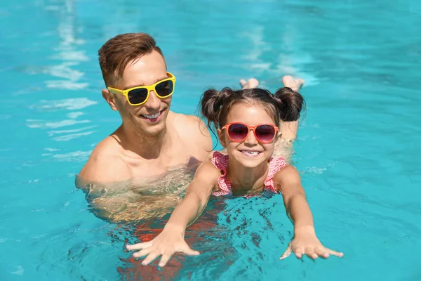 Giovane Uomo Che Insegna Sua Figlia Nuotare Piscina — Foto Stock