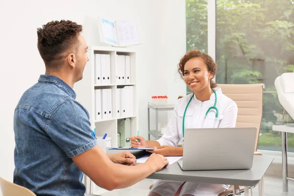 Afrikanisch Amerikanischer Arzt Arbeitet Mit Patient Krankenhaus — Stockfoto