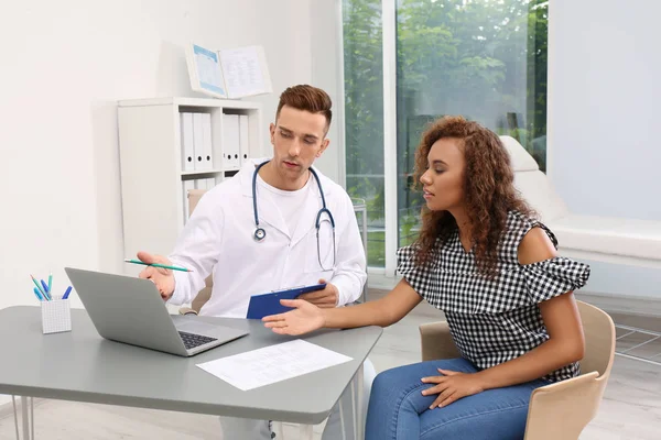 Arzt Arbeitet Mit Afrikanisch Amerikanischer Patientin Krankenhaus — Stockfoto