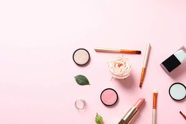 Composición Plana Con Productos Para Maquillaje Decorativo Sobre Fondo Rosa — Foto de Stock