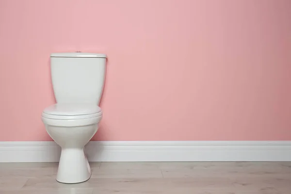 Nieuwe Keramische Toiletpot Buurt Van Kleur Muur Met Ruimte Voor — Stockfoto