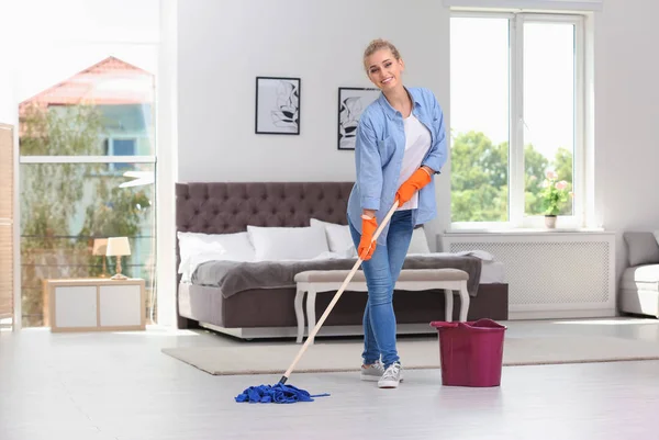 Vrouw Vloer Reinigen Met Mop Slaapkamer — Stockfoto