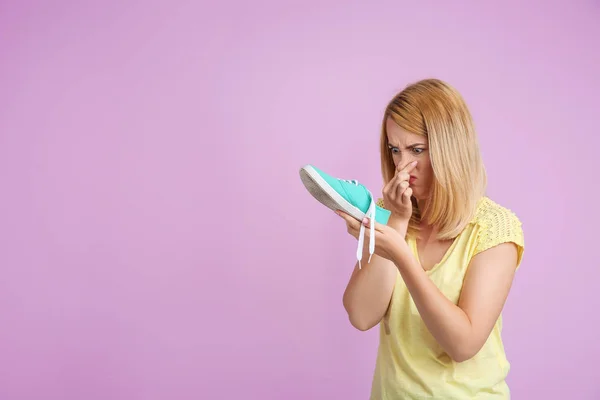 Молодая Женщина Вонючей Обуви Цветном Фоне Освежитель Воздуха — стоковое фото