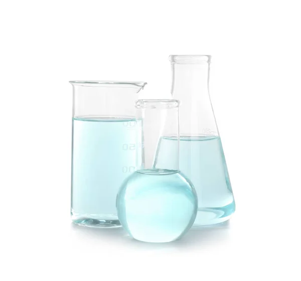 Laboratóriumi Üvegeszközök Folyékony Fehér Háttér Kémiai Elemzés — Stock Fotó