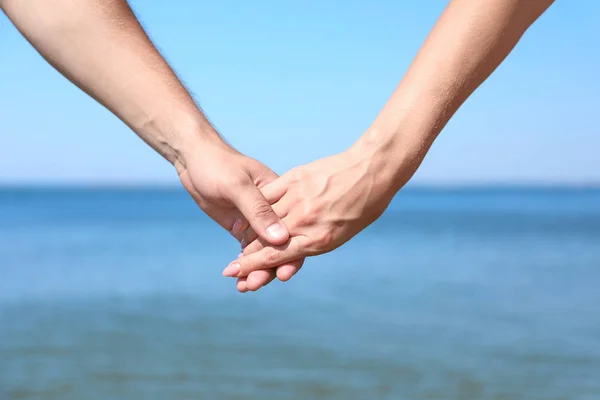 Pareja Feliz Cogida Mano Playa Día Soleado Primer Plano — Foto de Stock