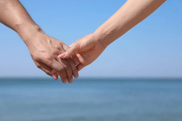 Glückliches Paar Händchen Haltend Strand Sonnigen Tagen Nahaufnahme — Stockfoto