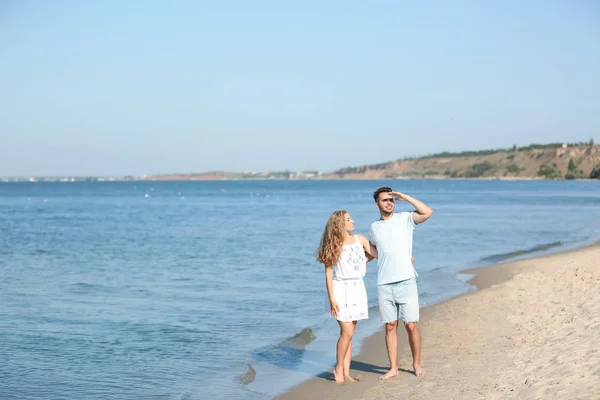 Feliz Joven Pareja Cogida Mano Playa Día Soleado —  Fotos de Stock