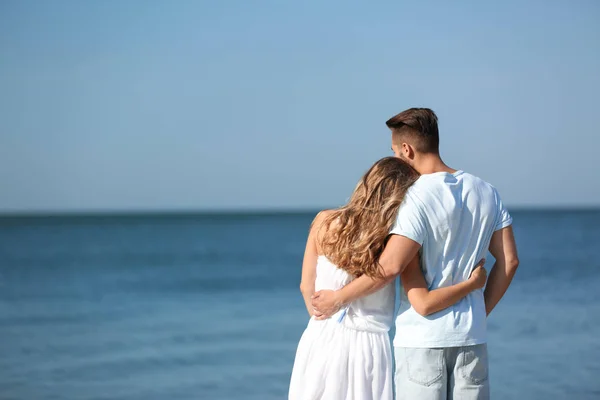 Gelukkig Jong Stel Het Strand Zonnige Dag — Stockfoto