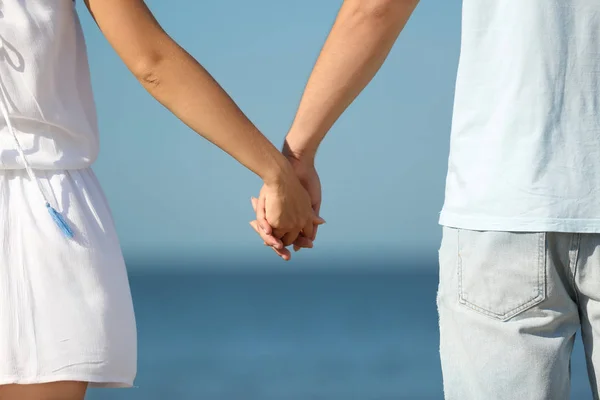 Feliz Joven Pareja Cogida Mano Playa Día Soleado Primer Plano —  Fotos de Stock