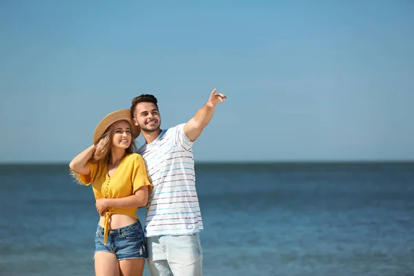 Glückliches Junges Paar Strand Sonnigem Tag — Stockfoto