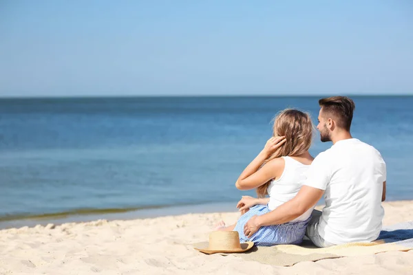 Glada Unga Paret Sitter Tillsammans Vid Stranden Solig Dag — Stockfoto