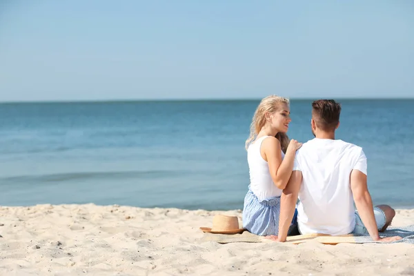 Szczęśliwa Młoda Para Siedzi Razem Beach Słoneczny Dzień — Zdjęcie stockowe