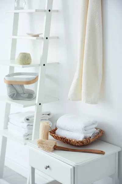 Interior Quarto Com Toalhas Limpas Produtos Higiene Pessoal — Fotografia de Stock
