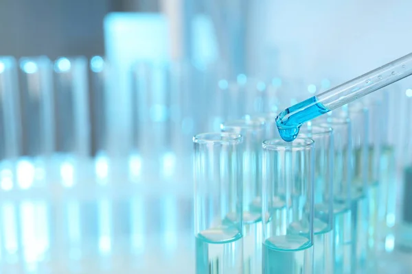 研究室でのサンプルを用いた試験管に試薬を滴下 化学分析 — ストック写真