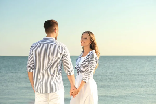 Gelukkige Jonge Paar Rusten Samen Het Strand — Stockfoto