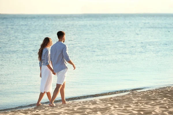 Joyeux Jeune Couple Marchant Ensemble Sur Plage — Photo