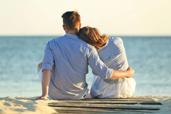 Feliz Jovem Casal Descansando Juntos Praia — Fotografia de Stock