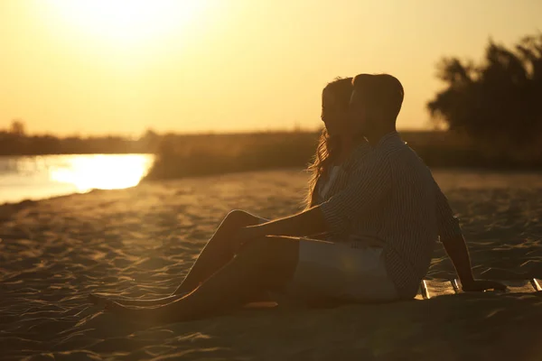Gelukkige Jonge Paar Rusten Samen Het Strand Bij Zonsondergang — Stockfoto