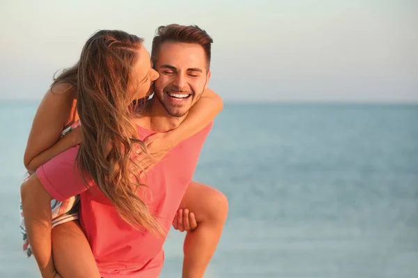 Felice Giovane Coppia Che Gioca Insieme Sulla Spiaggia — Foto Stock