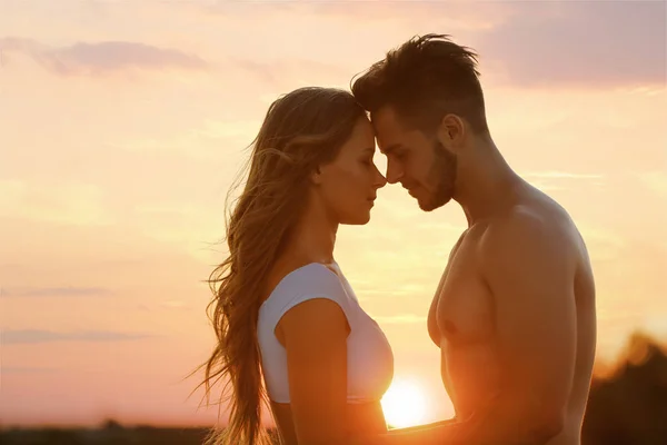 Gelukkige Jonge Paar Beachwear Buitenshuis Bij Zonsondergang — Stockfoto