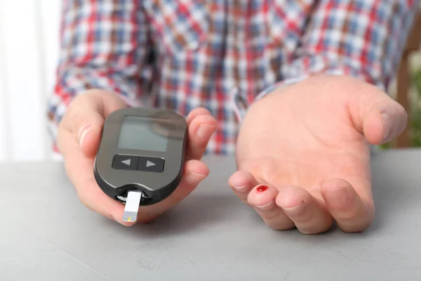 Homem Verificando Nível Açúcar Sangue Com Glicosímetro Mesa Teste Diabetes — Fotografia de Stock