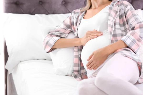 Mujer Embarazada Feliz Acostada Cama Casa Primer Plano —  Fotos de Stock