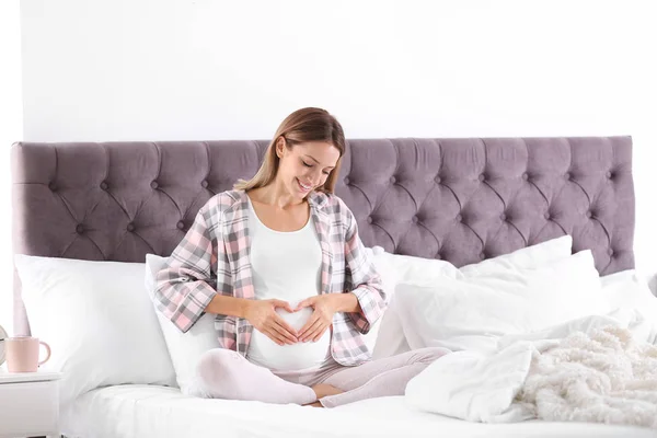 Gelukkig Zwangere Vrouw Zitten Bed Thuis — Stockfoto