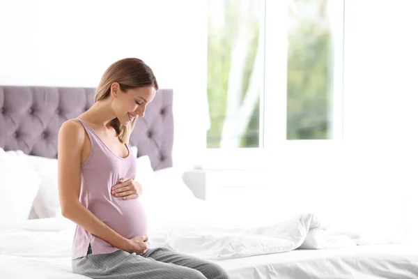 幸福的怀孕女人 坐在家里的床上 — 图库照片