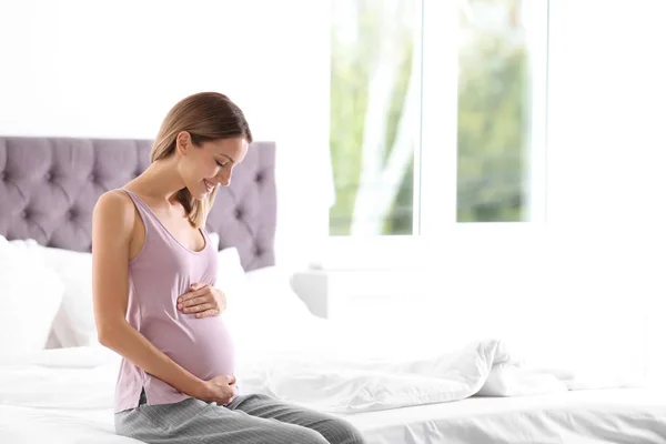 Felice Donna Incinta Seduta Letto Casa — Foto Stock