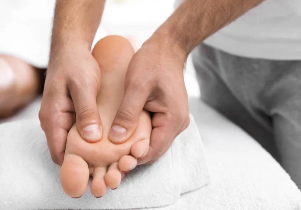 Jonge Vrouw Ontvangen Van Massage Salon Close — Stockfoto