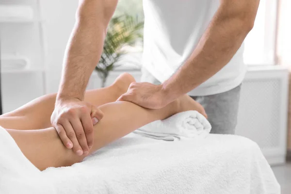 Jeune Femme Recevant Massage Dans Salon Gros Plan — Photo