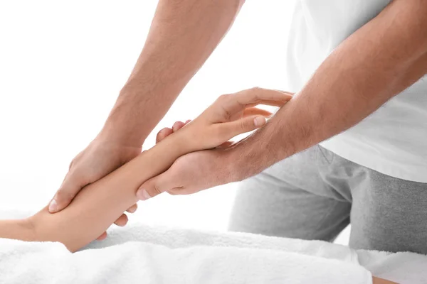 Jovem Mulher Recebendo Massagem Salão Close — Fotografia de Stock
