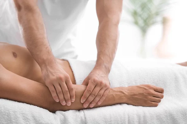 Jeune Homme Recevant Massage Dans Salon Gros Plan — Photo