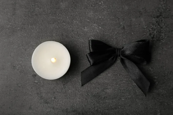 黒リボンと平面図 灰色の背景のキャンドルです 葬儀のシンボル — ストック写真