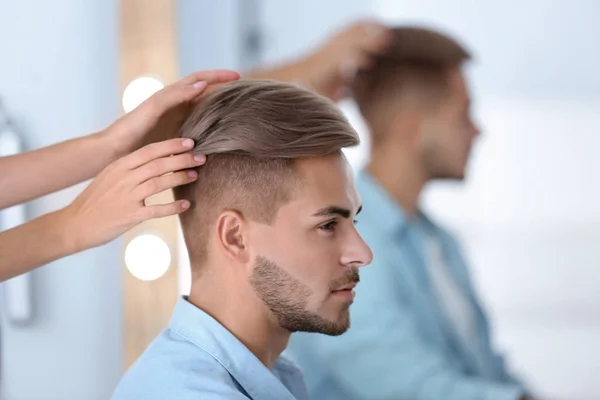 Professioneller Friseur Der Mit Einem Jungen Mann Friseursalon Arbeitet Trendige — Stockfoto