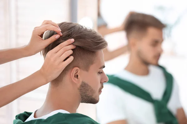 Professioneller Friseur Der Mit Einem Jungen Mann Friseursalon Arbeitet Trendige — Stockfoto