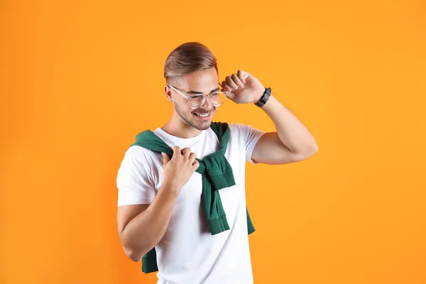 Jeune Homme Avec Coiffure Tendance Sur Fond Couleur — Photo