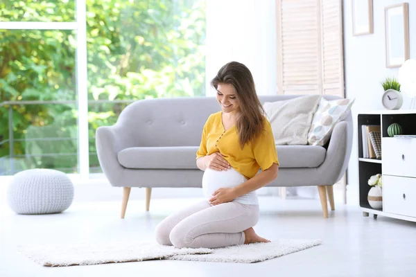 Ευτυχισμένος Έγκυος Γυναίκα Που Κάθεται Στο Πάτωμα Στο Σπίτι — Φωτογραφία Αρχείου