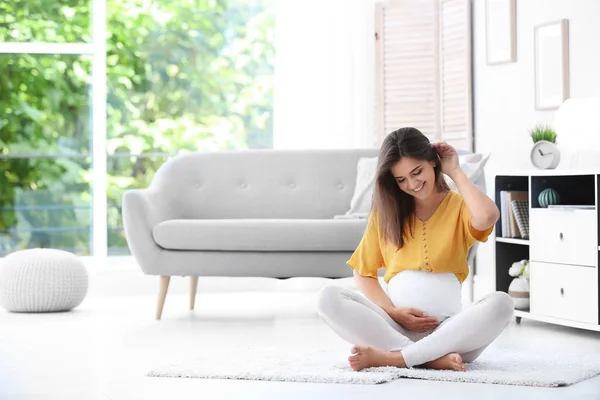 Feliz Mulher Grávida Sentada Chão Casa — Fotografia de Stock