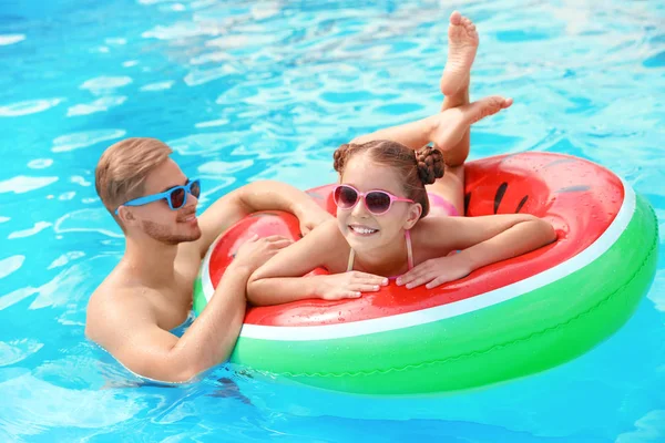 Junger Mann Mit Tochter Sonnigem Tag Pool — Stockfoto