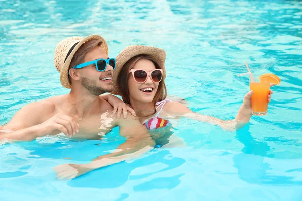 Jeune Couple Dans Piscine Jour Ensoleillé — Photo