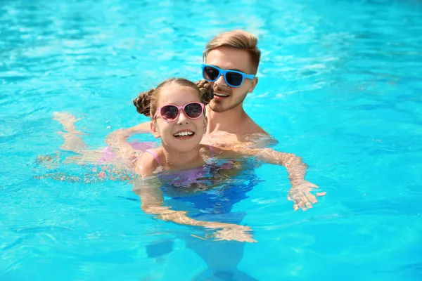 Joven Enseñando Hija Nadar Piscina — Foto de Stock