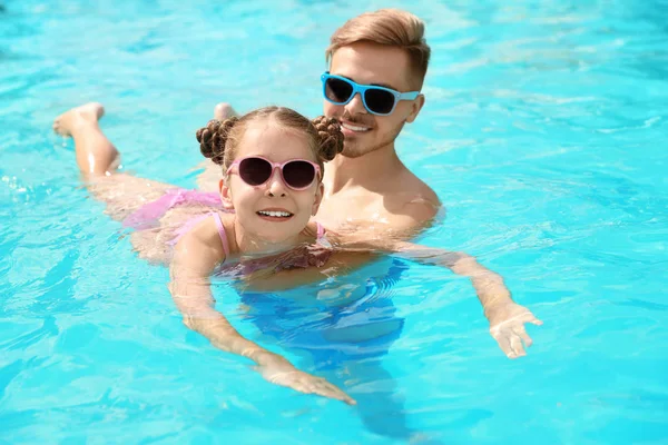 Giovane Uomo Che Insegna Sua Figlia Nuotare Piscina — Foto Stock