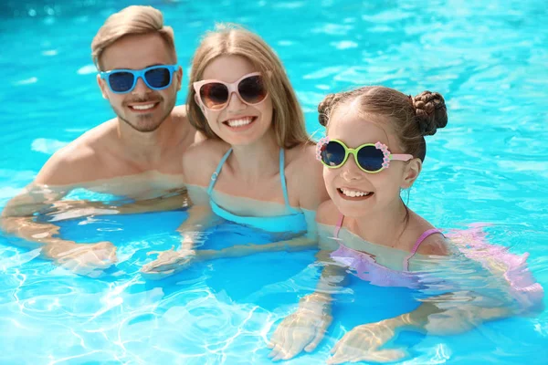 Bonne Famille Dans Piscine Jour Ensoleillé — Photo