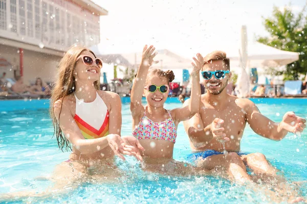 Bonne Famille Amuser Dans Piscine Jour Ensoleillé — Photo