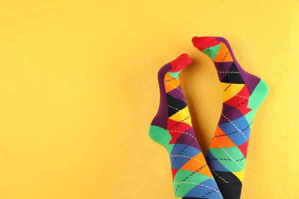Kobieta Ubrana Stylowe Skarpetki Miejsca Dla Projektu Kolor Tła — Zdjęcie stockowe
